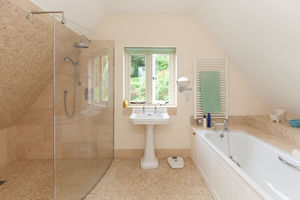 Ensuite - click for photo gallery